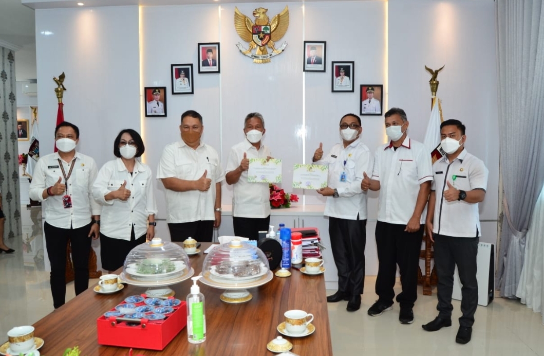 Bupati FDW Terima Piagam Penghargaan Proklim Kategori Utama