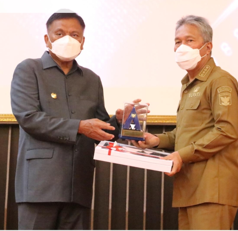 Bupati FDW Terima Penghargaan Dan Raih WTP Ke Enam Kali