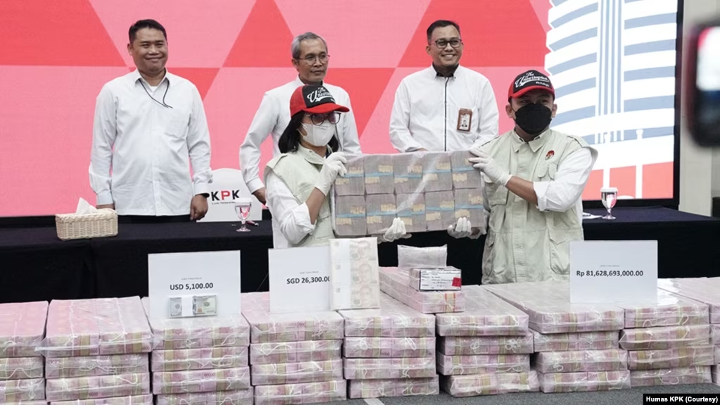 Fakta atau Fantasi: Menonton Uang Miliaran Hasil Korupsi di Layar TV