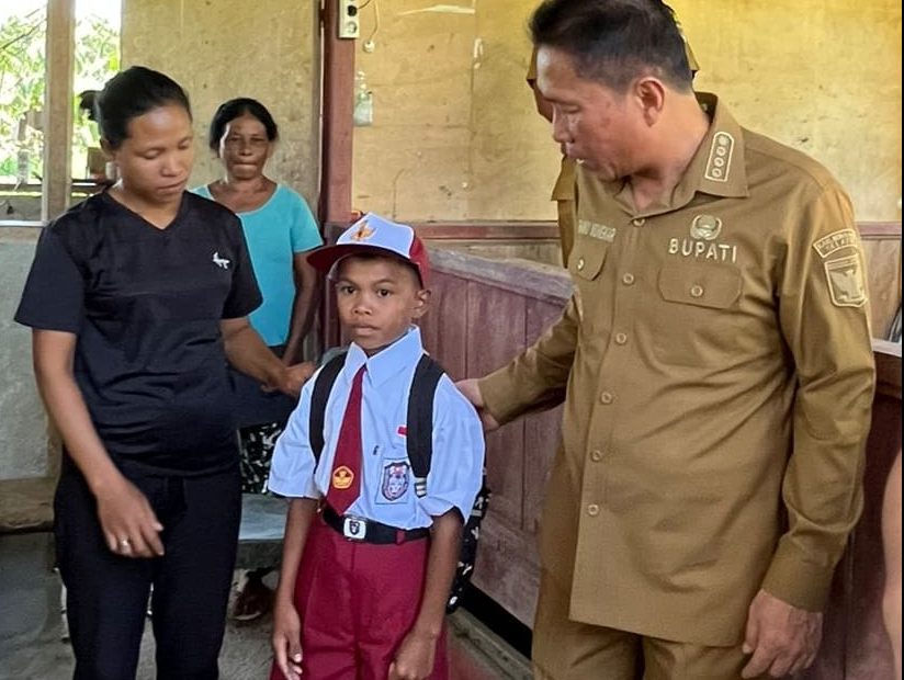 Bupati Minahasa Selatan Bpk. Franky Donny Wongkar, SH., menyerahkan bantuan untuk anak putus sekolah di desa Sulu Kecamatan Tatapaan