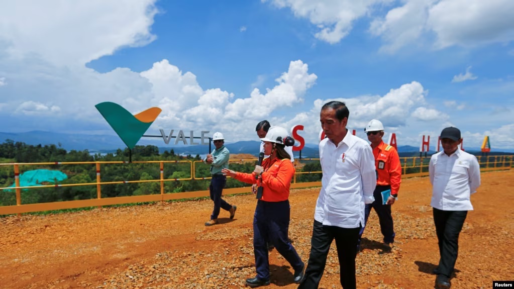 Berita VOA Indonesia : “Paruh Pertama 2023, Realisasi Investasi RI Tembus Rp 678,7 Triliun” 