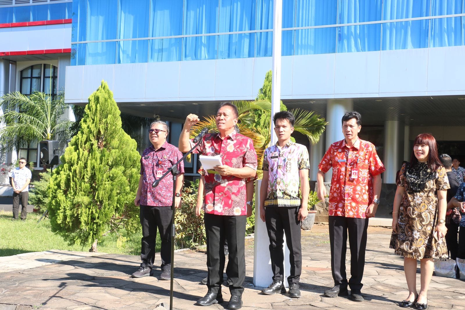 Bupati Minahasa Selatan, Franky Donny Wongkar, SH., melepas rombongan Orang Tua Asuh Anak Stunting, dalam rangka mengkampanyekan “Gerakan Lawan Stunting Untuk Hasilkan Generasi Hebat