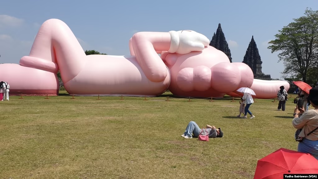 Pameran Seni Boneka Raksasa Rebahan di Candi Prambanan Gaet Wisatawan 