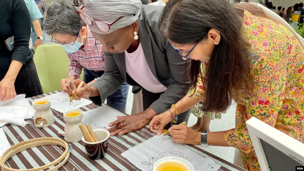 Perayaan Hari Batik di Bank Dunia, Ratusan Orang Antri Belajar Membatik