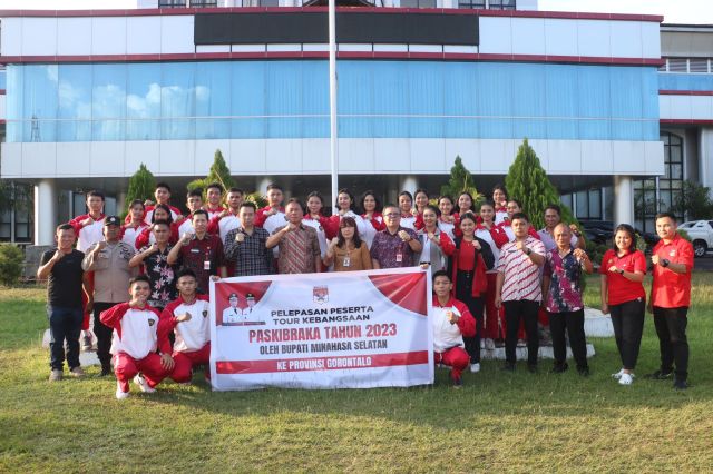 Bupati FDW Lepas Rombongan Tour Kebangsaan Anggota Paskibraka Tahun 2023