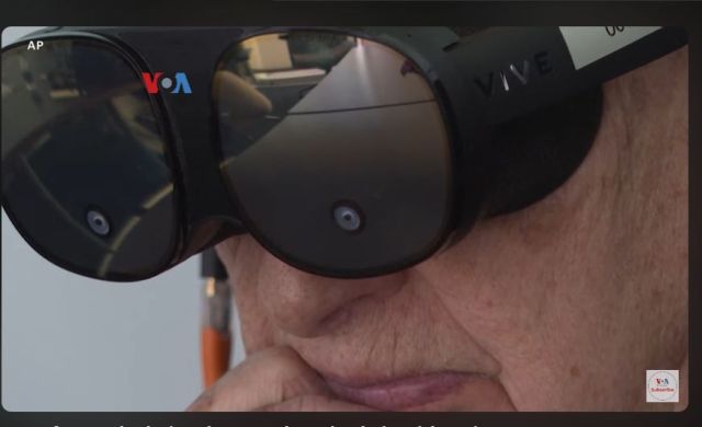 Pemanfaatan Teknologi VR dan AI untuk Atasi Isolasi Sosial Lansia