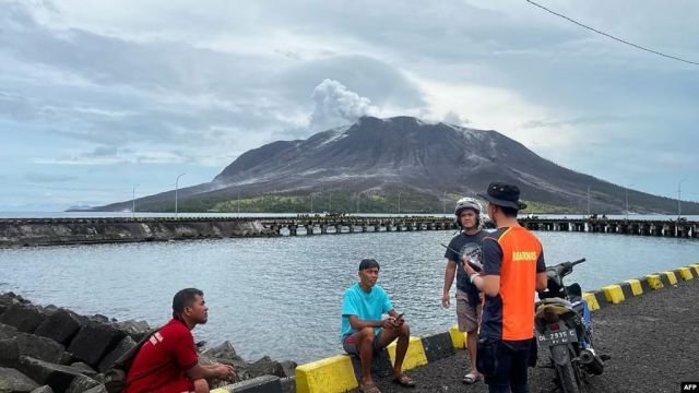 Buntut Gunung Ruang Erupsi: Bandara Sam Ratulangi Manado Ditutup