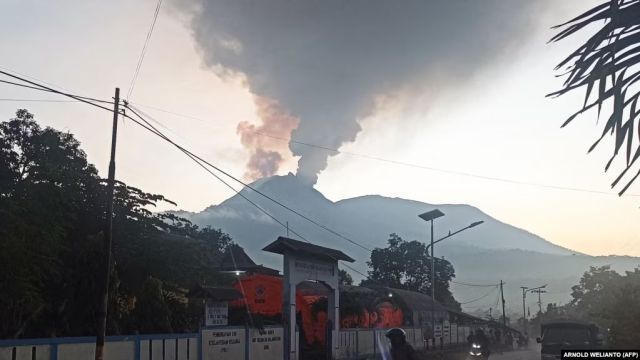 Gunung Lewotobi Laki-Laki di NTT Erupsi