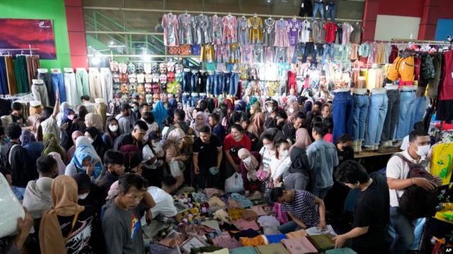 Pemerintah Berencana Kenakan Bea Masuk pada Impor Pakaian dan Keramik