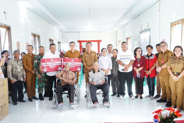 Bupati FDW Serahkan Bantuan Kursi Roda di Kecamatan Tatapaan