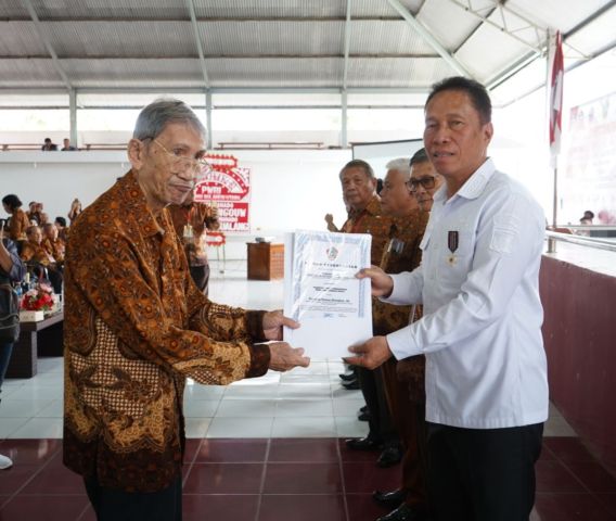 Hadiri HUT PWRI Ke-62 , Bupati FDW Terima Tanda Penghargaan Wredatama Nugraha Madya