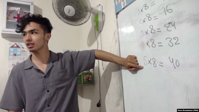 Relawan Mengajar Para Pengungsi dan Pencari Suaka di Indonesia