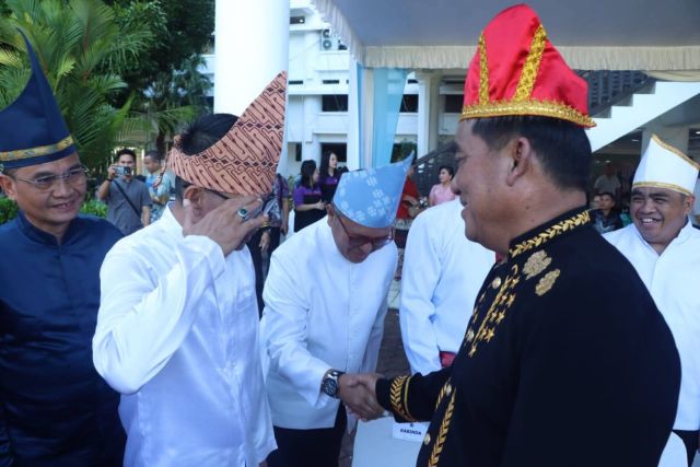 Peringati Hardiknas Plt SSekwan Niklas Silangen S.Sos. M.Si Ikuti Upacara Di Kantor Gubernur