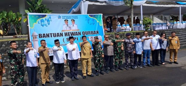 Plt Sekwan Weliam Niklas Silangen Bersama Gubernur Serahkan 46 Hewan Kurban
