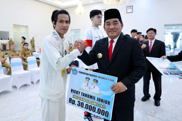Plt Sekwan Niklas Silangen Bersama Gubernur Serahkan Bonus Bagi Atlet Prestasi